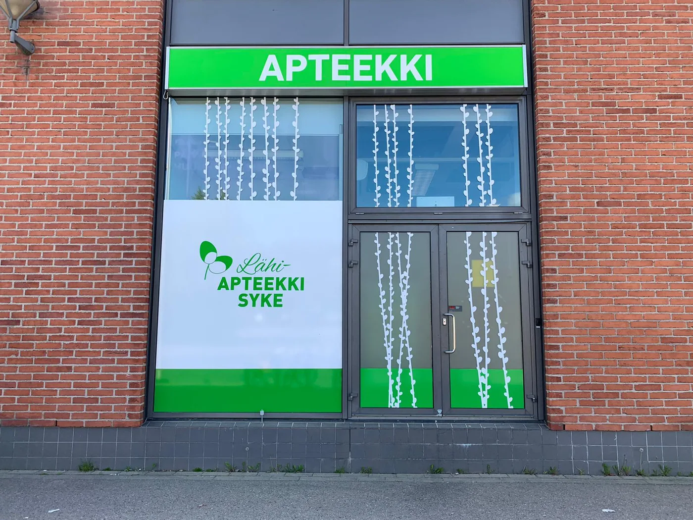 Lähiapteekki Sykkeen vihreä ikkunateippaus ja valomainos