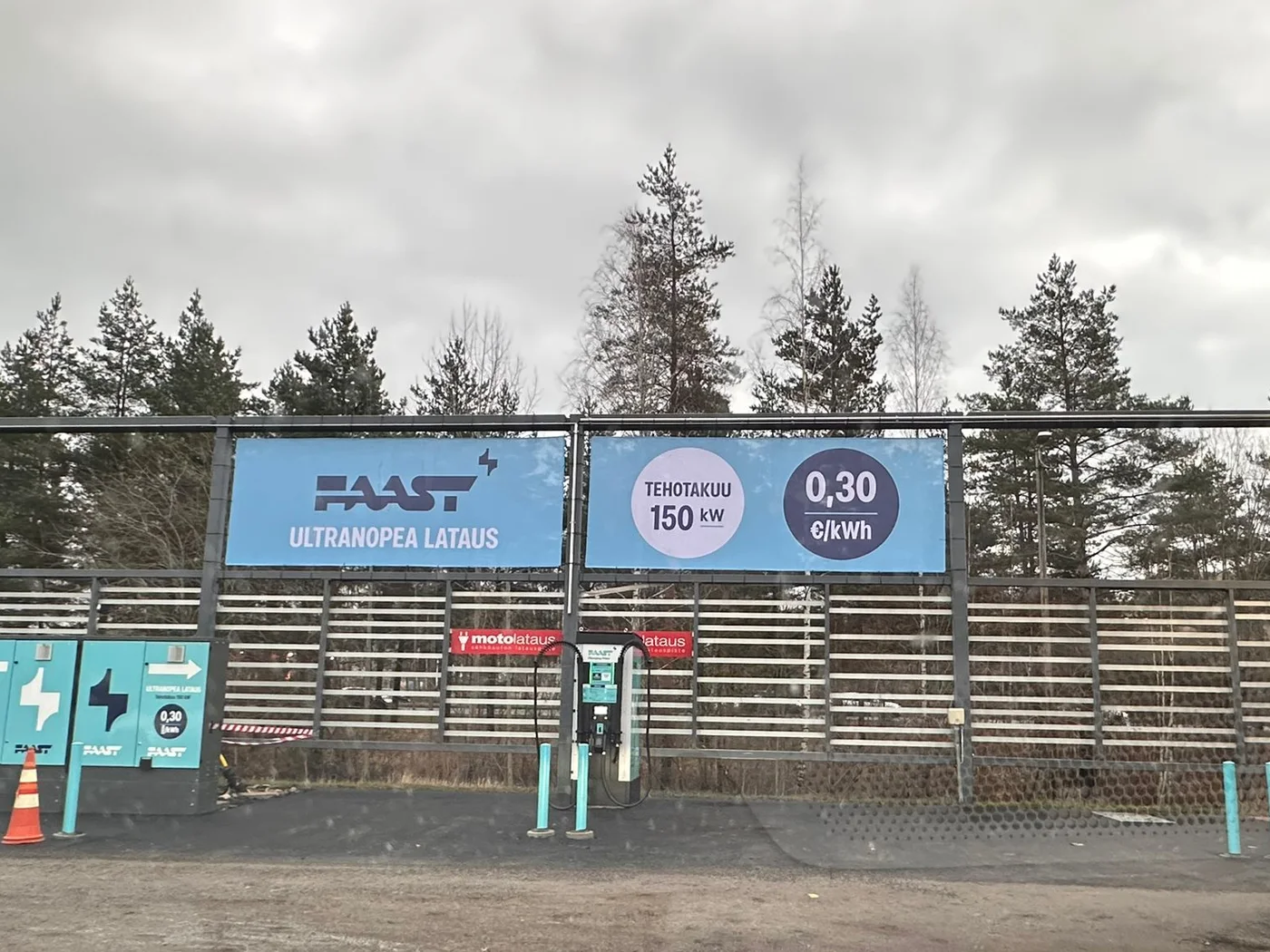 Faast-sähköautolatauksen mainosbannerit ja latauslaitteiden teippaukset