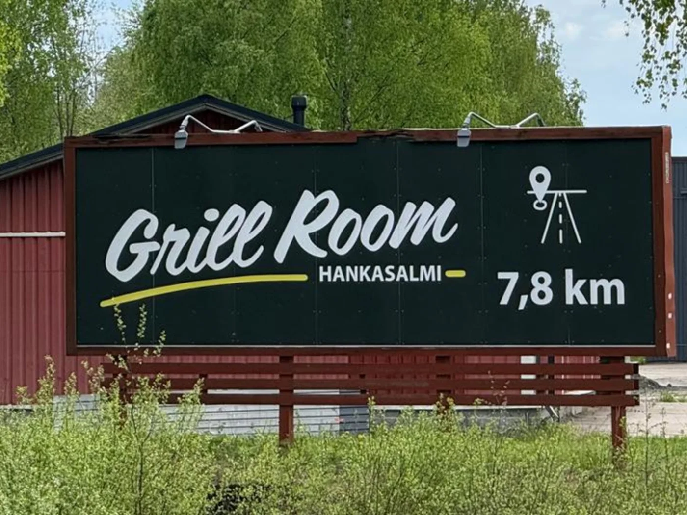 Grill Room Hankasalmen musta ja valkoinen tienvarsimainos