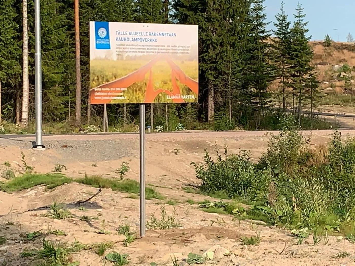 Rakennettavasta kaukolämpöverkosta kertova työmaaopaste