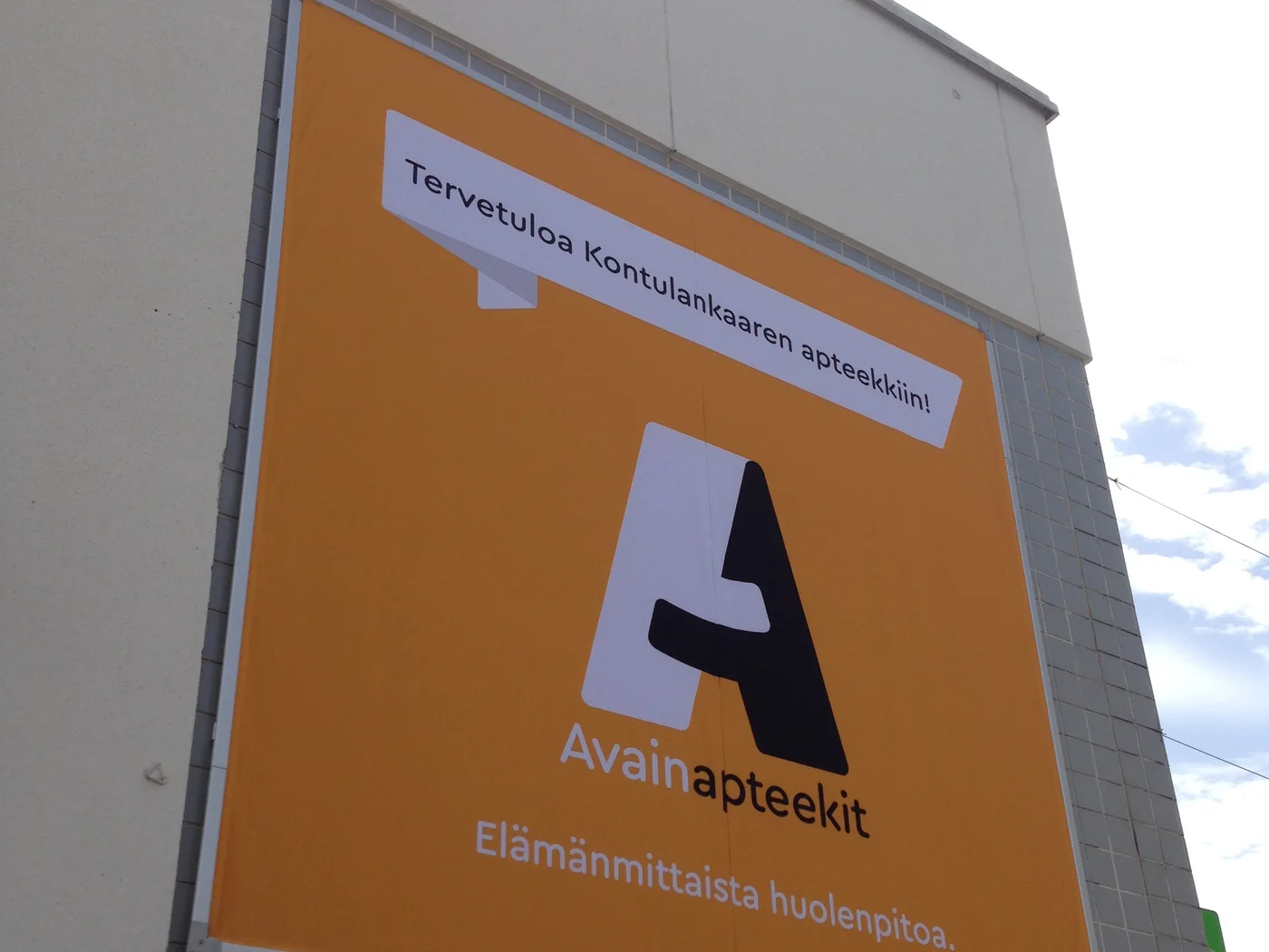 Kontulankaaren apteekin suuri oranssi julkisivubanderolli
