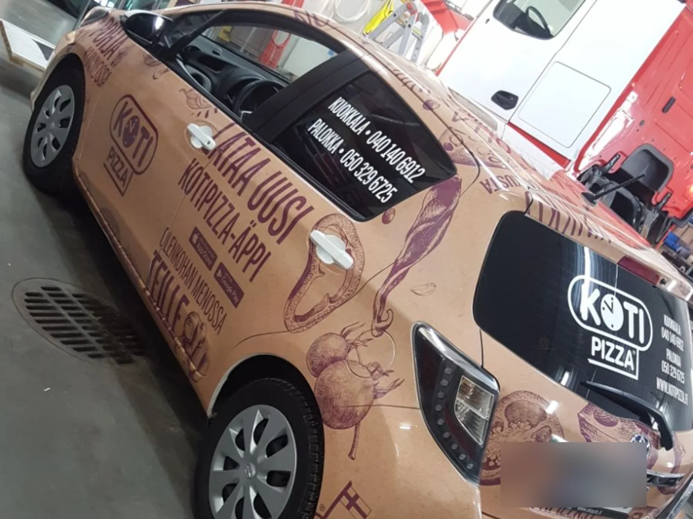 Kotipizzan kauttaaltaan kuvitettu henkilöauto