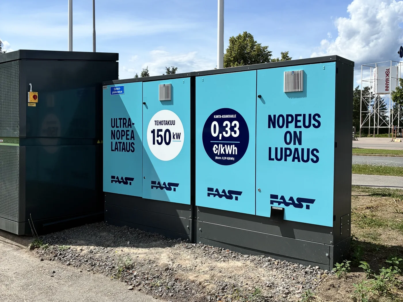 Turkoosiksi teipattu sähköauton latausasema