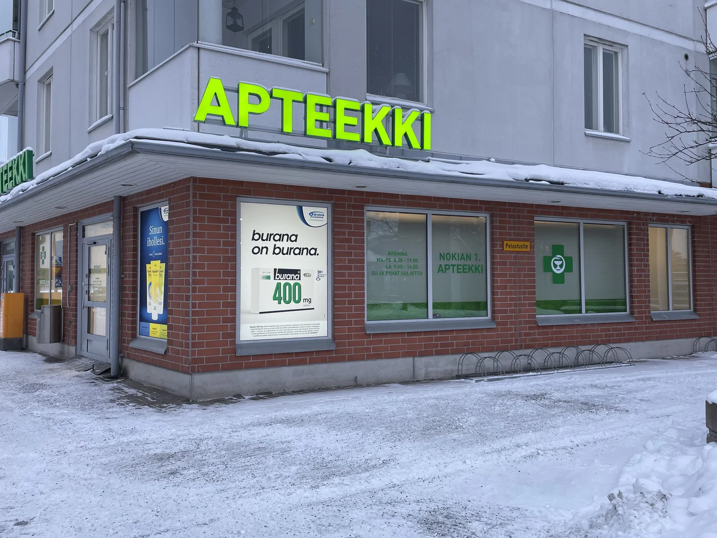Nokian 1. Apteekin vihreät valaistut APTEEKKI-kirjaimet ja ikkunateippaukset