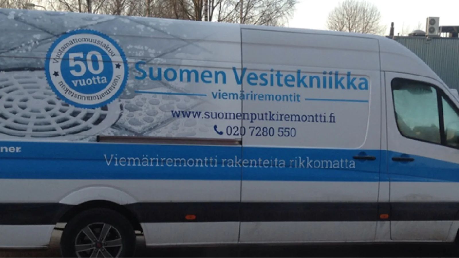 Suomen Vesitekniikan pakettiauton mainosteippaus