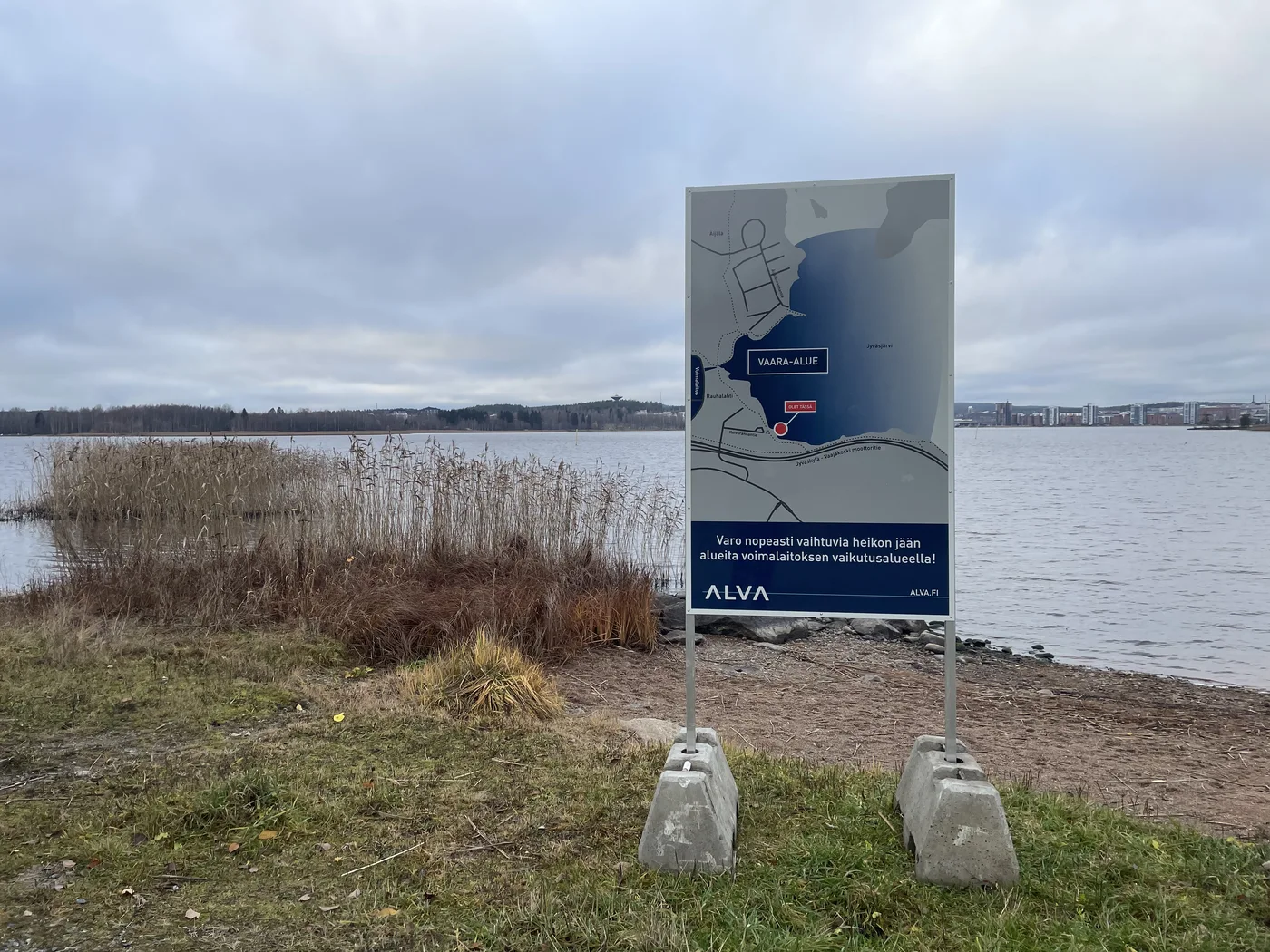 Rannan äärellä seisova sininen alueopaste