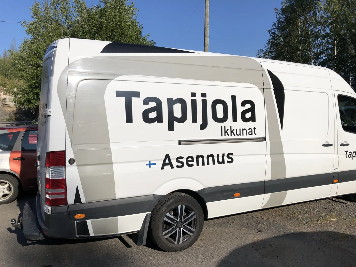 Tapijola Ikkunat -yrityksen pakettiauton teippaus