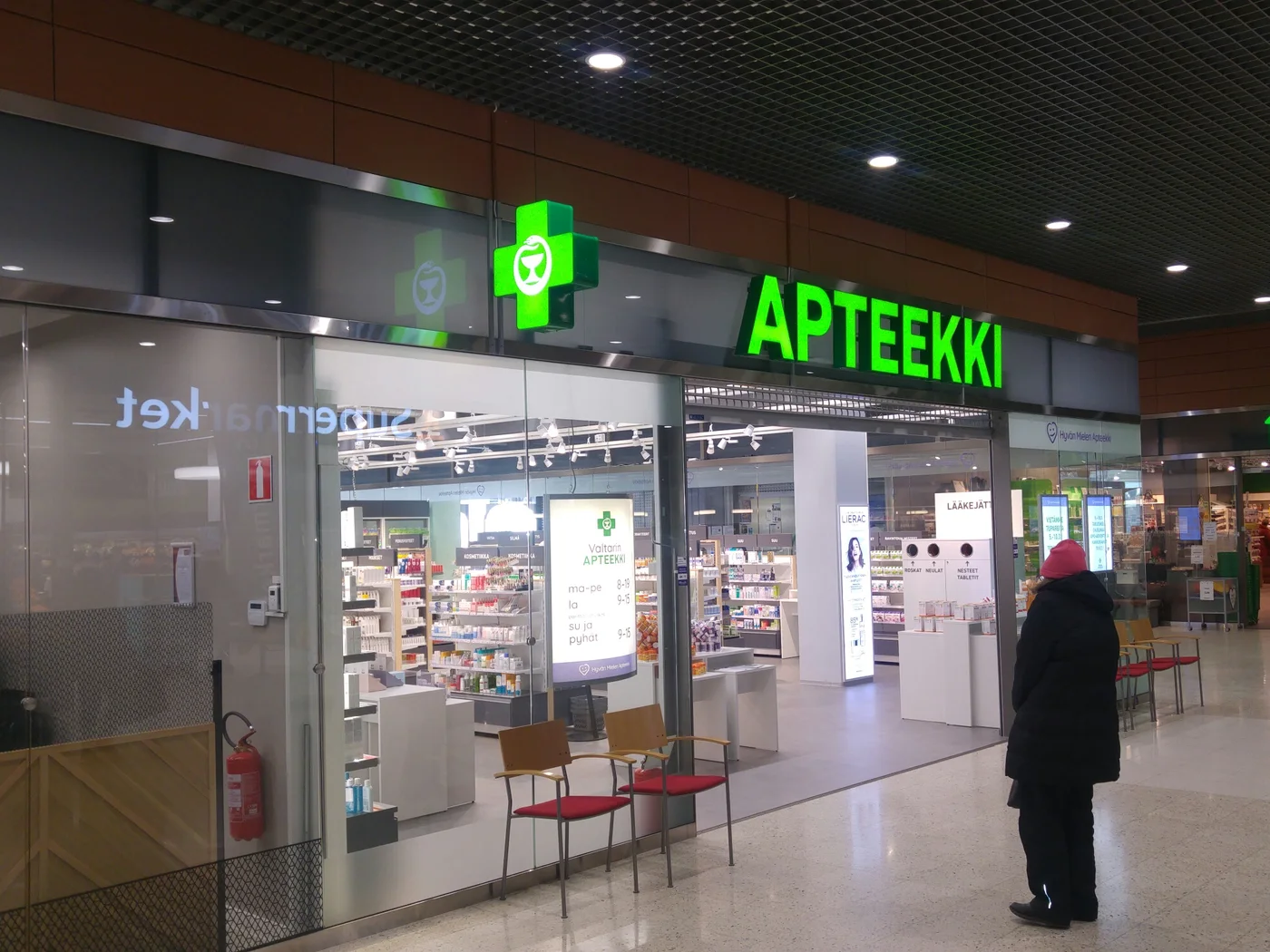Valtarin Apteekin julkisivu ja vihreät valaistut apteekkimerkit